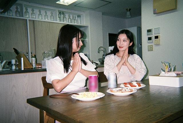 もしも2人が交際したら…好きが溢れる1日になりました。一緒にご飯作ってシャワー浴びて胸を重ね朝まで抱き合った初めてのお泊りおうちデート 月野かすみ 星乃夏月 サンプル画像 1