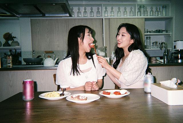 もしも2人が交際したら…好きが溢れる1日になりました。一緒にご飯作ってシャワー浴びて胸を重ね朝まで抱き合った初めてのお泊りおうちデート 月野かすみ 星乃夏月 サンプル画像 2
