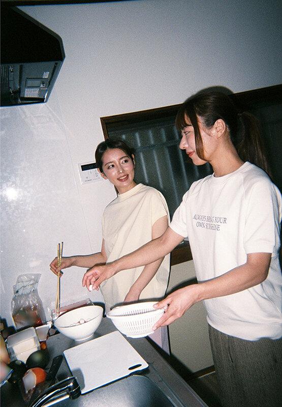 もしも2人が交際したら…好きが溢れる1日になりました。一緒にご飯作ってシャワー浴びて唇を重ね、朝起きても好きを確かめ合った初めての1泊2日デート 水川潤 美咲かんな サンプル画像 1