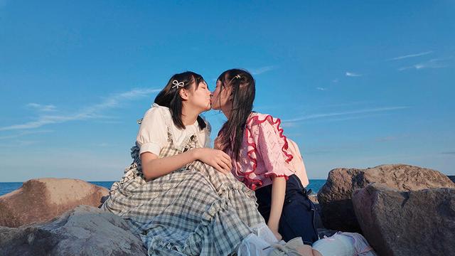 ハニカミ接吻旅行 長年の親友、初めての2人きり旅行…もっと好きを伝えたくて見つめ合ったらずっとキスした1泊2日の物語 円井萌華 日向ひかげ サンプル画像 5
