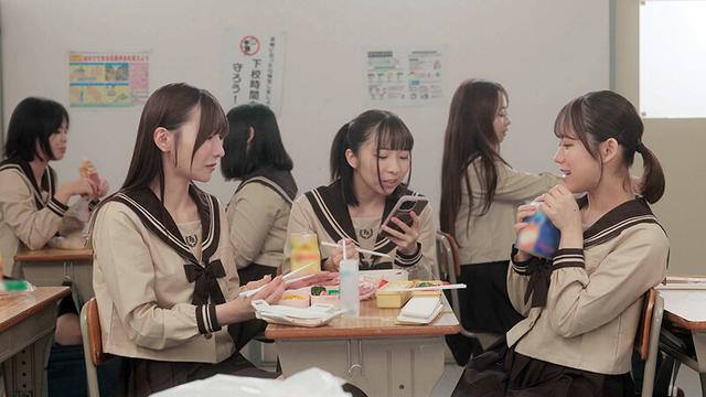 学生時代に好きが溢れ過ぎた一方通行なレズで離れた2人の気持ちは大人になって再会しあの頃の想いをもう一度伝えキスをして好きを感じ合った Nia 小野寺舞 サンプル画像 2