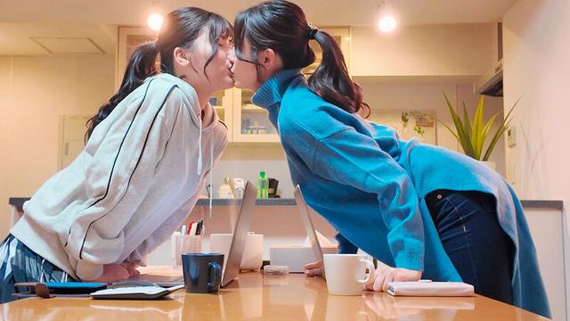 キレイなお姉さんに恋した私 勇気を出してレズビアンを伝えたら優しく受け入れてくれて…一緒にゴハンを作ってお風呂に入ってベッドで何度も身体を重ね合った初めてのレズ同棲 有加里ののか 森沢かな サンプル画像 10