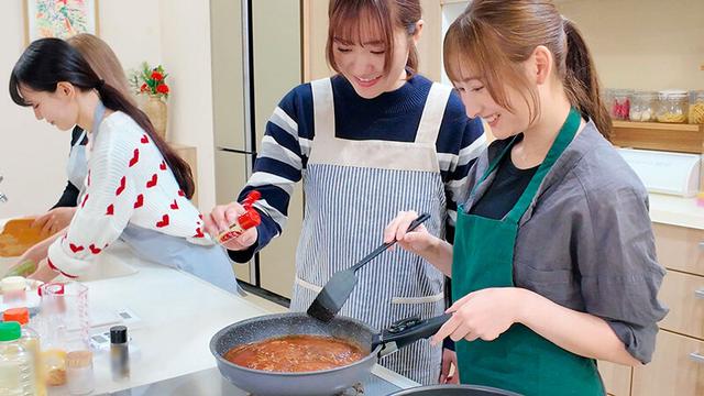 料理教室の先生に恋した私 優しい笑顔に惹かれて2人きりの時にキスしたら一気に距離が近づいて一緒にゴハン作ってお風呂に入って好きが溢れ続ける同棲レズタイム わか菜ほの 末広純 サンプル画像 2