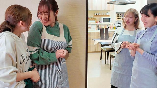 料理教室の先生に恋した私 優しい笑顔に惹かれて2人きりの時にキスしたら一気に距離が近づいて一緒にゴハン作ってお風呂に入って好きが溢れ続ける同棲レズタイム わか菜ほの 末広純 サンプル画像 20
