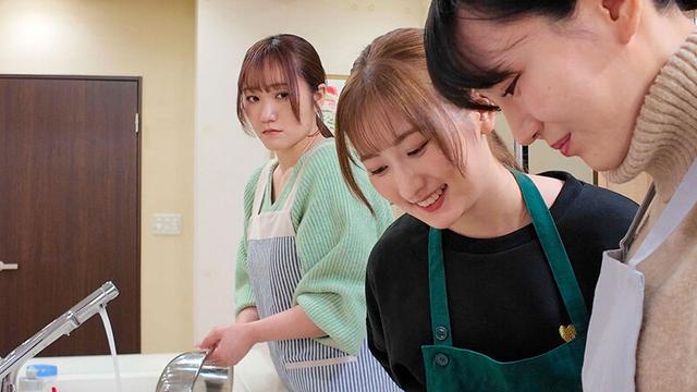 料理教室の先生に恋した私 優しい笑顔に惹かれて2人きりの時にキスしたら一気に距離が近づいて一緒にゴハン作ってお風呂に入って好きが溢れ続ける同棲レズタイム わか菜ほの 末広純 サンプル画像 3