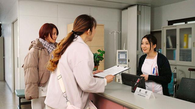 おっぱいをおっぱいで挟み合う‘パイパイズリ’の圧迫に大興奮！巨乳ナースと巨乳患者が乳首と乳首で感じ合う退院までの乳くり1週間 月野かすみ 天月あず サンプル画像 2