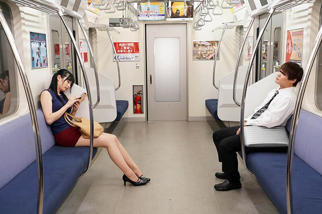 最終電車で痴女とまさかの2人きり！向かいの座席でパンチラしてくるホロ酔い美脚女の誘惑で勃起したらヤられた 自宅でゆきずりSEXを求めるスレンダー美女 サンプル画像 2
