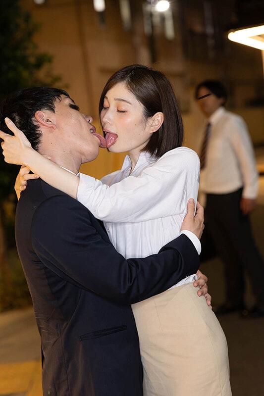通行人は二度見する！ドラマの主人公のような不意打ち路上キスで火がついたホロ酔い人妻上司は浮気欲が止まらない サンプル画像 10