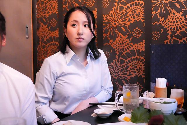通行人は二度見する！ドラマの主人公のような不意打ち路上キスで火がついたホロ酔い人妻上司は浮気欲が止まらない サンプル画像 3