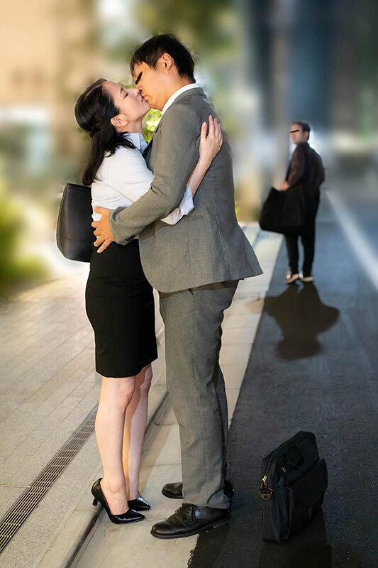 通行人は二度見する！ドラマの主人公のような不意打ち路上キスで火がついたホロ酔い人妻上司は浮気欲が止まらない サンプル画像 4
