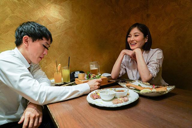 通行人は二度見する！ドラマの主人公のような不意打ち路上キスで火がついたホロ酔い人妻上司は浮気欲が止まらない サンプル画像 9