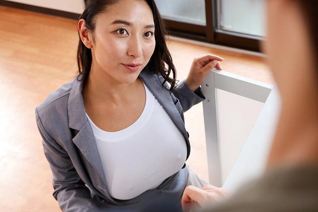 内見中に大きな胸を揉まれ感じた巨乳不動産レディは生でヤられても拒めないVOL.2 サンプル画像 12