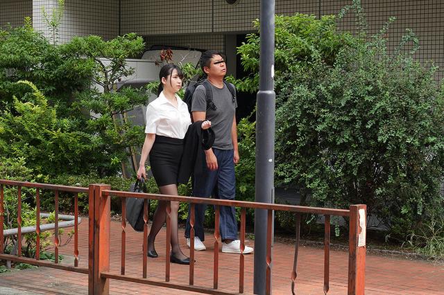 内見中に大きな胸を揉まれ感じた巨乳不動産レディは生でヤられても拒めないVOL.2 サンプル画像 19