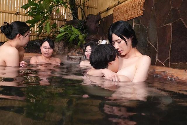 「おちんちん大きくさせてごめんね」小さいから大丈夫だろうと女湯に一緒に入った甥っ子がおっぱいだらけの状況にフル勃起！慌てた叔母さんがこっそり抜いてくれましたVOL.2 サンプル画像 5