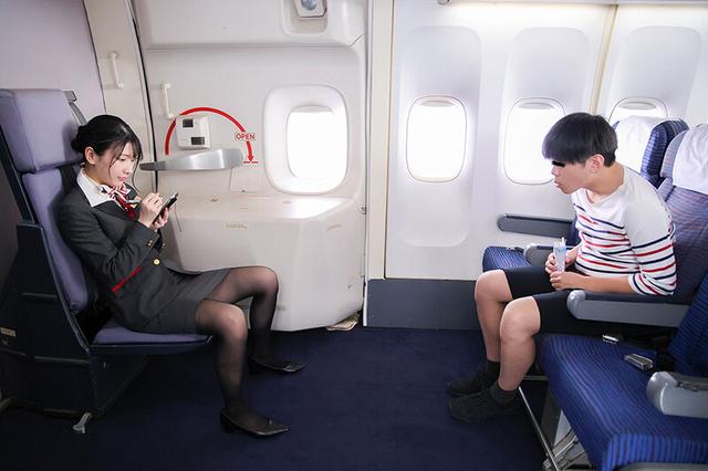 うぶな男の子に冗談半分の挑発パンチラしたら超暴走！ 仕方なく射精させてあげても勃起は治まらず追いかけられて機内の死角でハメられまくる美人CA サンプル画像 3