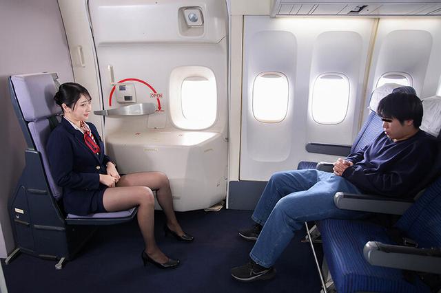 内緒でエグい接客してくれた美人CAをホテルに誘って生ハメしたら何度も求めるヤリマンだったVOL.5 サンプル画像 4