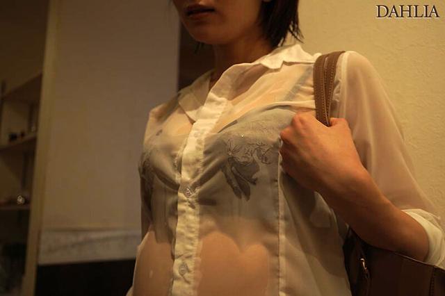 突然の豪雨で帰宅困難になったバイト先のびしょ濡れパート人妻と朝まで… 穂高結花 サンプル画像 2