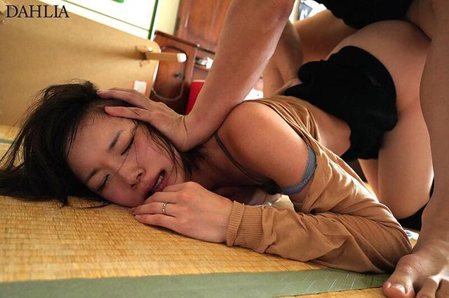 「奥さん旦那にバラされたくなかったらマ○コの奥まで見せてよ…」何度も何度も…追姦レ○プされ続けた万引き人妻 穂高結花 サンプル画像 8