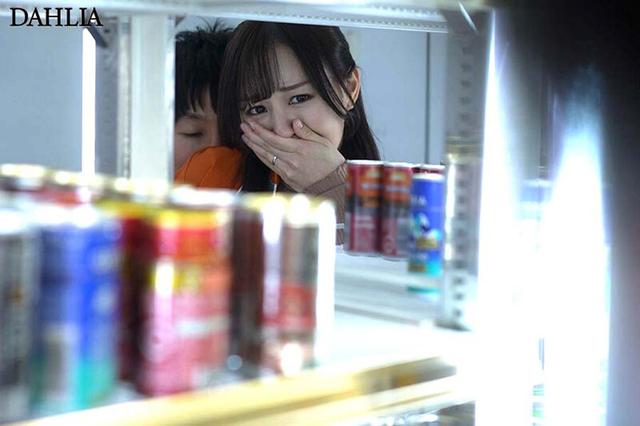満たされない人妻の禁断不倫SEX 同じコンビニで働く男子大学生と汗だくで交わり続けた熱い冬… 芦名ほのか サンプル画像 10