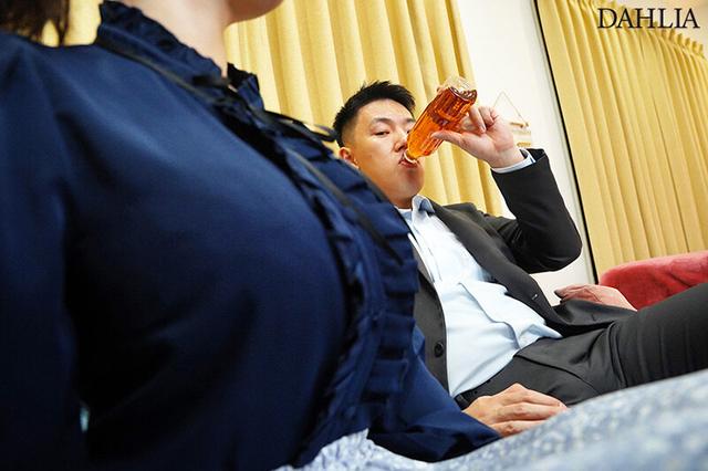 地味な経理担当の隠れ巨乳に性欲が爆発、「終電ないなら…始発まで泊っていきますか…」金曜の深夜から月曜の朝までヤリまくった3日間 入田真綾 サンプル画像 2