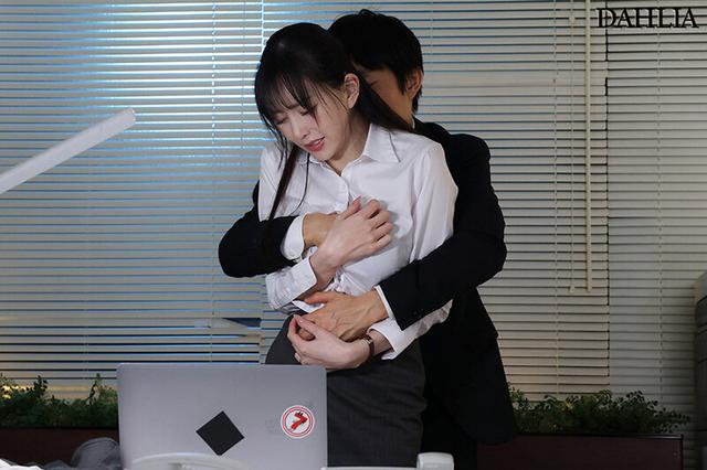 背信の社内NTR 夫のすぐ側で日々繰り返されるヴァギハラ中出し性交 蒼山愛奈 サンプル画像 1