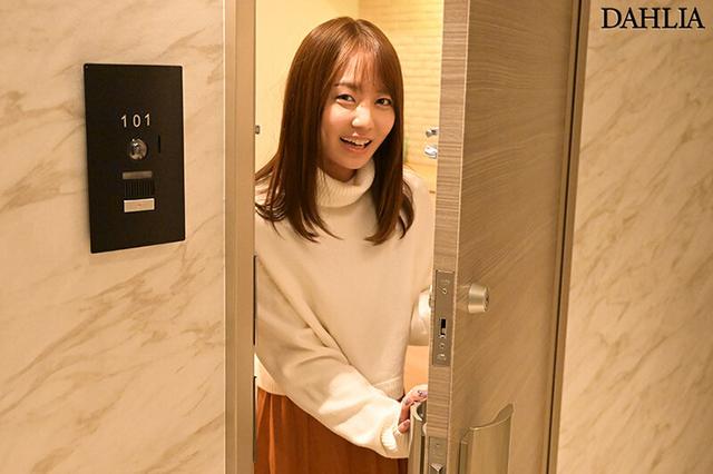 人妻が自宅でAVデビューする時代新人 神谷咲良 サンプル画像 2