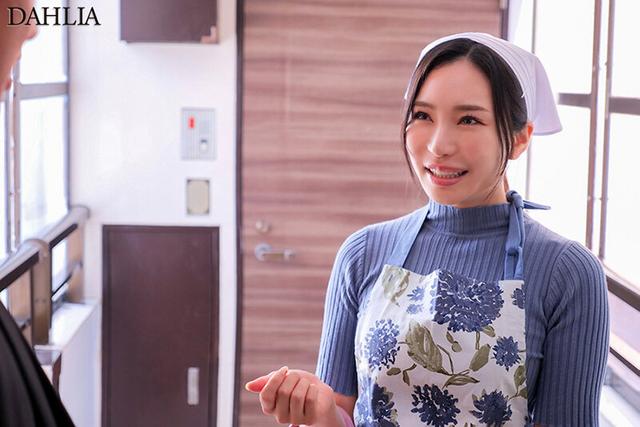 汗だくデカ尻家事代行お姉さん女人禁制！新入社員寮（エアコン故障中）でせわしなく働き揺れ動く汗濡れ下半身ラインに勃起するとこっそり抜いてくれるらしい… 小野夕子 サンプル画像 1