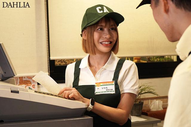 某有名ハンバーガー店で働き始めた巨乳人妻と、チャラいヤリチン大学生バイト君の歳の差セクハラ不倫映像が流出してます。 入田真綾 サンプル画像 2