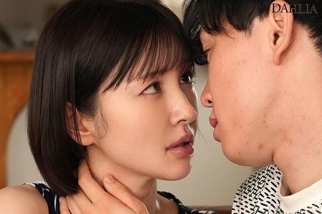 夫の不在中、欲求不満の人妻が唾液を絡ませ自ら腰を振る。接吻中出し不倫 角奈保 サンプル画像 1