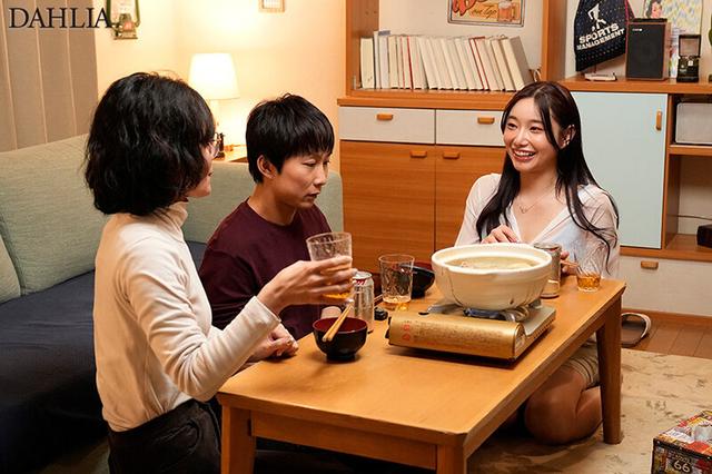 妻の居ない週末、妻の親友の誘惑に負けて、舌を絡ませ跨りイキ狂う腰遣いに何度も、何度も、中出しをしてしまったボク。 三葉ちはる サンプル画像 1