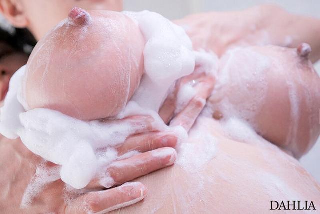 無自覚にこぼれるIcupおっぱい 貧乳彼女の姉が爆乳すぎて理性崩壊、むしゃぶりハメ狂ってしまった僕。 朝海汐 サンプル画像 7