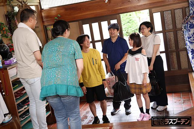 遊びに来た息子の彼女（マセガキ）に全裸露出で迫られ1日だけのセフレ契約…皆には内緒で射精（だ）しまくる日曜日 ひなたいのり サンプル画像 3