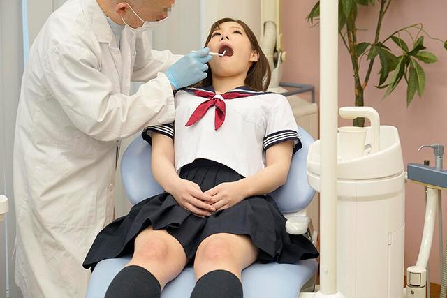 麻酔で眠らせた女子○生を拘束してクリトリス吸引アクメでグッタリするまでイカせる悪徳歯科クリニック 結城りの 宇流木さら 市川愛茉 サンプル画像 1