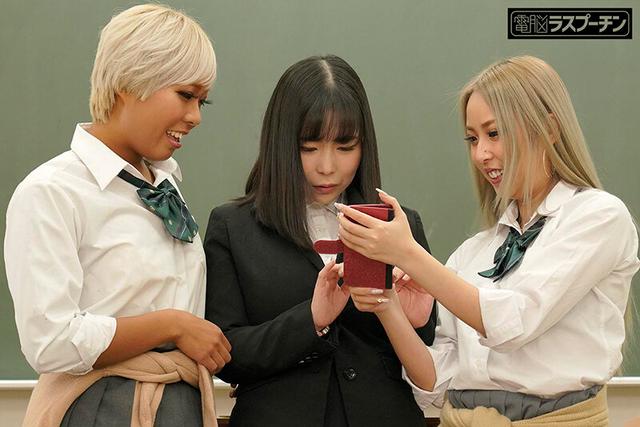 ギャル生徒の両乳首舐め快楽アクメに屈して2人のレズペットになり下がる爆乳女教師 吉根ゆりあ NATSUKA 有星あおり サンプル画像 2