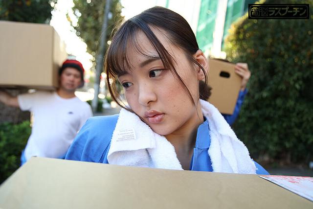 作業服（つなぎ）の中を全裸にされ恥ずかしがりながらもバイト中何度もイカされる爆乳娘 岡本莉里 サンプル画像 3