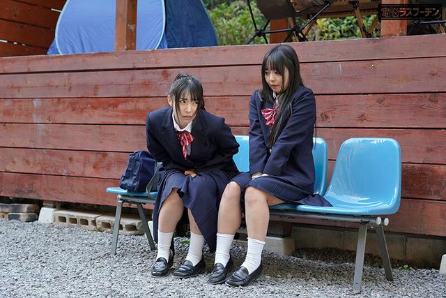野ション女子○生連鎖開脚拘束おしっこ噴射3友達の前でおしっこ噴射するポニテ美少女 皆月ひかる サンプル画像 1