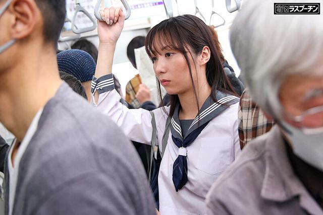 満員電車で羽交いじめにされセーラー服の下から見えた乳首を強●開発される美乳女子〇生 澪川はるか サンプル画像 3
