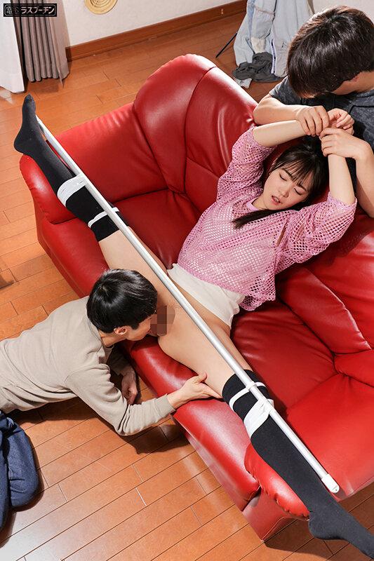 甥っ子の悪ガキ2人に180°開脚拘束エンドレスクンニでイカされる！姉かと見間違う軟体美人叔母 若月もあ サンプル画像 10