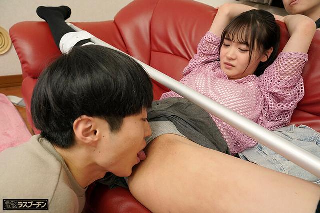 甥っ子の悪ガキ2人に180°開脚拘束エンドレスクンニでイカされる！姉かと見間違う軟体美人叔母 若月もあ サンプル画像 3