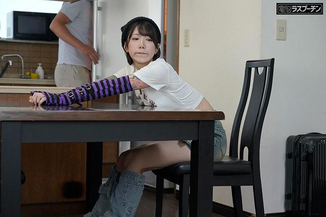 久しぶりに会った姪っ子がタトゥーだらけになってどこぞのバンドマンに種付け妊娠させられていたのでお仕置きSEXで中出ししまくった3日間 柊ゆうき サンプル画像 2