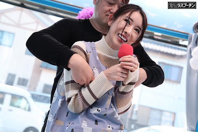 優しくて可愛い保母さん限定！マジックミラー号乳首カラオケ 乳首いじられながら1曲歌いきったら賞金ゲット！感じちゃったらHな罰ゲーム！ サンプル画像 9