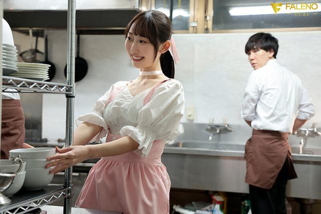 バイト中に彼氏を嫉妬させ仕事中にガン突きSEX 声も出せない状況に興奮して連続イキするド変態ウェイトレス 山下紗和 サンプル画像 1