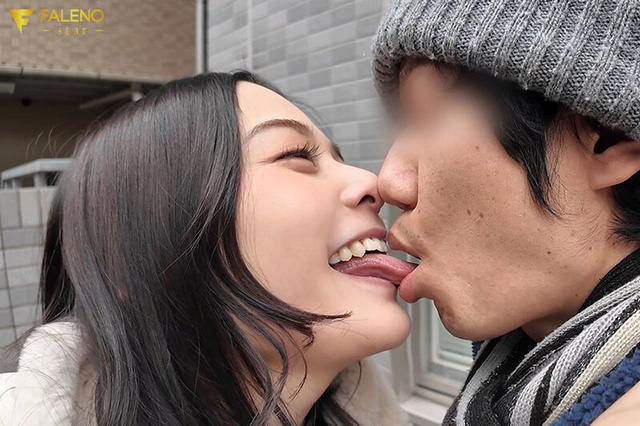 「いまから私とキスしてみませんか？」吉高寧々がいきなり素人さんを逆ナンパ！街中でキス 30 秒で勃起したら合格、さらにお部屋で言葉責め手コキに耐えられたらご褒美SEXあげちゃいます。 吉高寧々 サンプル画像 4