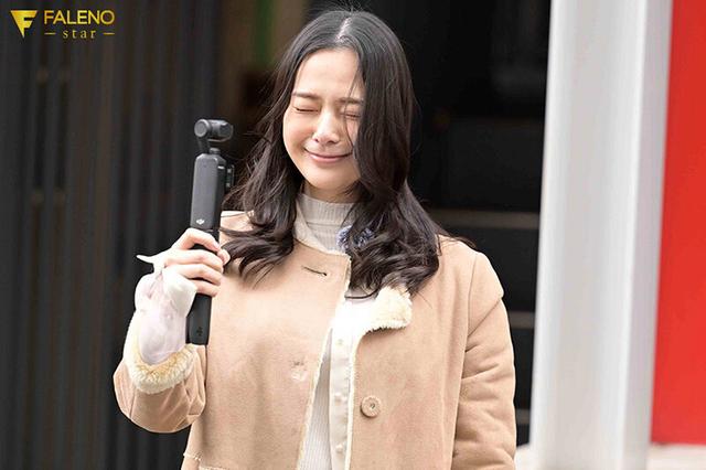 「いまから私とキスしてみませんか？」吉高寧々がいきなり素人さんを逆ナンパ！街中でキス 30 秒で勃起したら合格、さらにお部屋で言葉責め手コキに耐えられたらご褒美SEXあげちゃいます。 吉高寧々 サンプル画像 5