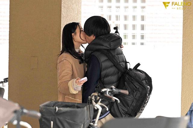 「いまから私とキスしてみませんか？」吉高寧々がいきなり素人さんを逆ナンパ！街中でキス 30 秒で勃起したら合格、さらにお部屋で言葉責め手コキに耐えられたらご褒美SEXあげちゃいます。 吉高寧々 サンプル画像 7