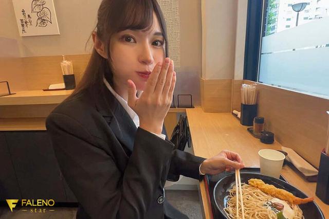 初めて出来た彼女と初めての夜…そして初めての…。露わになった大きなおっぱいに僕の性欲は尽きることなく夜は明けた…。 楠エリサ サンプル画像 1