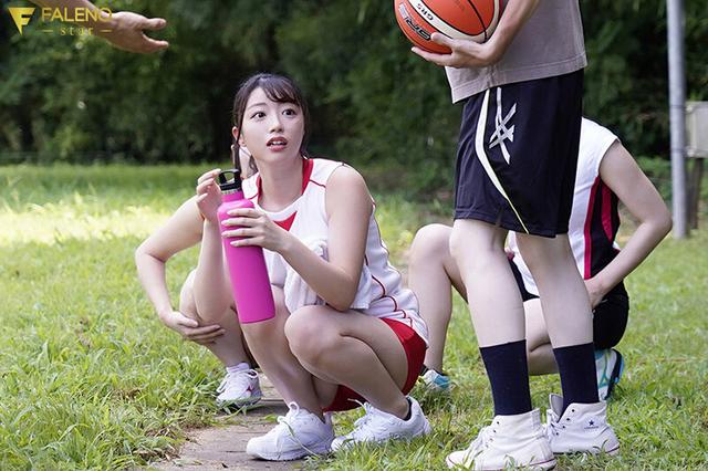 ヤリサーNTR 僕が参加できなかったサークルの夏合宿でヤリラフィーな連中の肉オナホにされていた彼女。 吉沢梨亜 サンプル画像 3