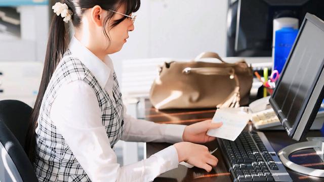 「これは経費で落ちません！」いつも地味で生真面目で領収書を突っ返してくる経理部のOLがデリヘル嬢で痴女だった。神村さん編【配信限定】 神村さつき サンプル画像 1