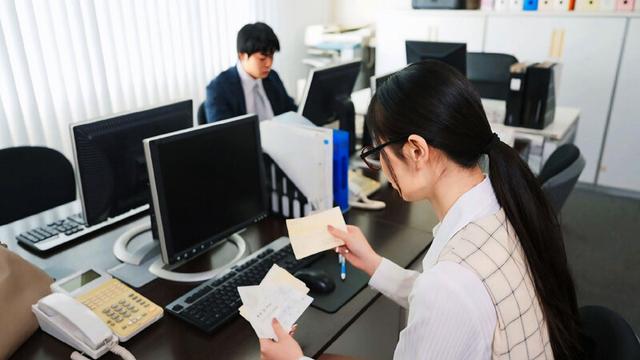 「これは経費で落ちません！」いつも地味で生真面目で領収書を突っ返してくる経理部のOLがデリヘル嬢で痴女だった。小松さん編【配信限定】 小松杏 サンプル画像 1
