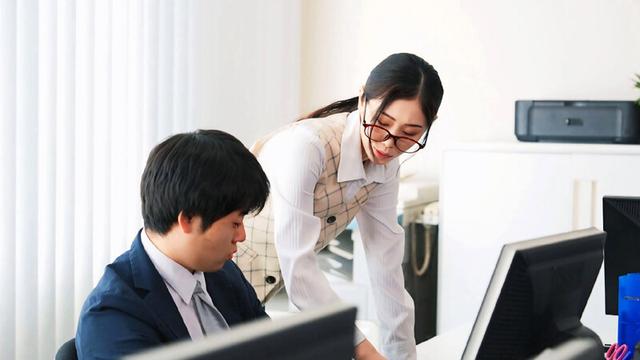 「これは経費で落ちません！」いつも地味で生真面目で領収書を突っ返してくる経理部のOLがデリヘル嬢で痴女だった。小松さん編【配信限定】 小松杏 サンプル画像 2